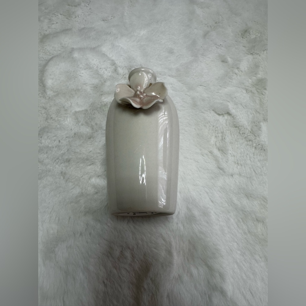 Chic Cream Ceramic vase with light pink floral